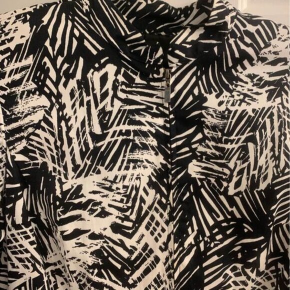 Women’s Size 1X Black and White 3/4 Sleeve Notations Jacket - Picture 4 of 6